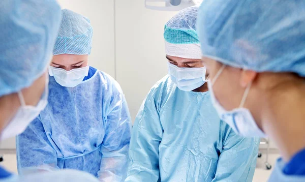 Grupo de cirurgiões em centro cirúrgico no hospital — Fotografia de Stock