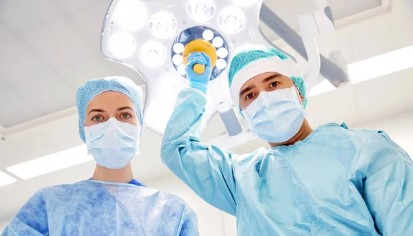 Grupo de cirurgiões em centro cirúrgico no hospital — Fotografia de Stock