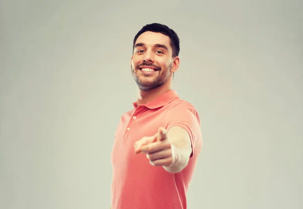 Hombre señalándote con el dedo sobre fondo gris —  Fotos de Stock