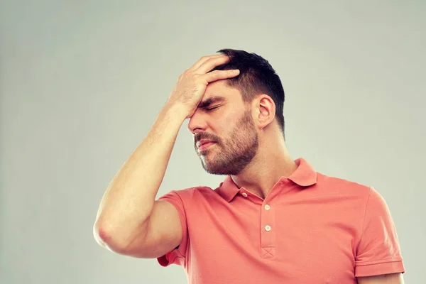 Nieszczęśliwy człowiek cierpi na ból głowy — Zdjęcie stockowe