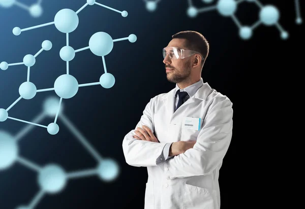 Учёный в лабораторном халате и очках с молекулами — стоковое фото