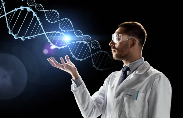Cientista em jaleco e óculos de segurança com dna — Fotografia de Stock