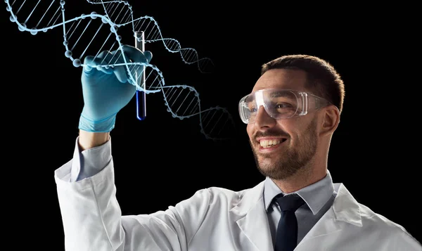 Lächelnder Wissenschaftler in Schutzbrille mit Reagenzglas — Stockfoto