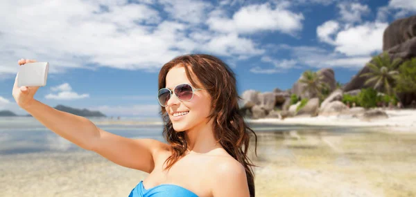 Kvinna i baddräkt med selfie med smatphone — Stockfoto