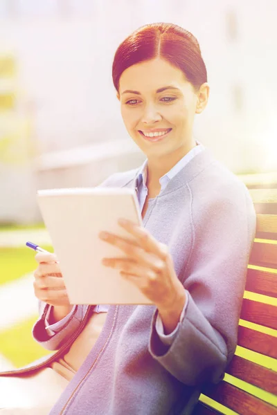 Businesswoman reading notes in notepad outdoors — Stock Photo, Image