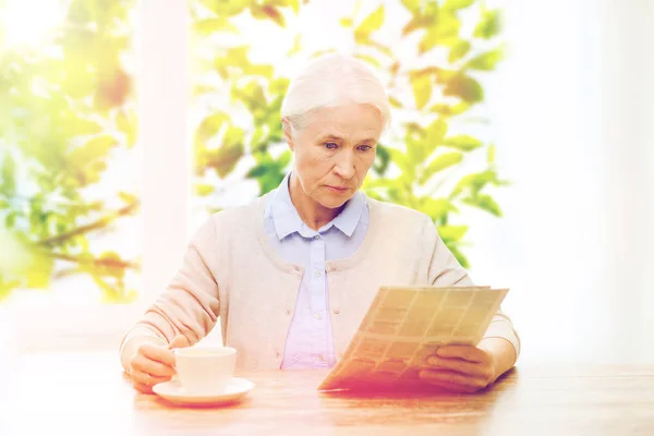 Mulher sênior com café leitura jornal — Fotografia de Stock