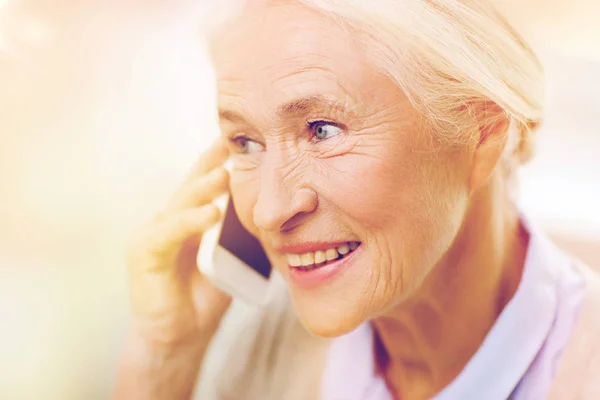 Hívás otthon smartphone idősebb nő — Stock Fotó