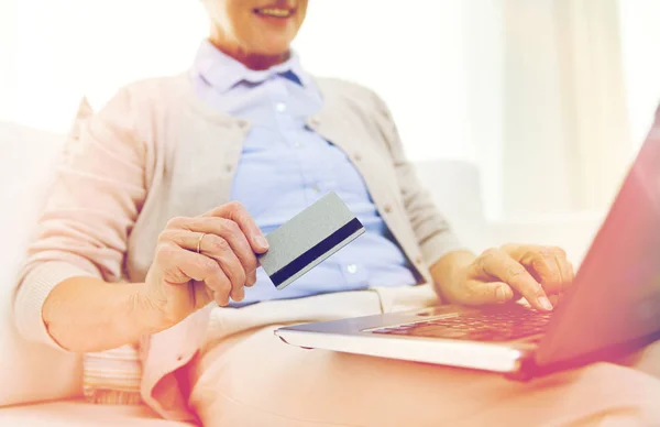 Seniorin mit Laptop und Kreditkarte zu Hause — Stockfoto