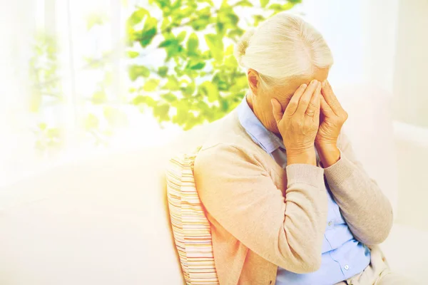 Donna anziana che soffre di mal di testa o dolore — Foto Stock