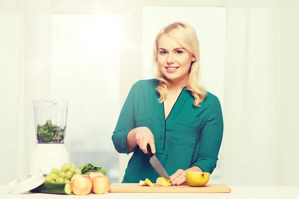 Leende kvinna med blender Matlagning mat hemma — Stockfoto