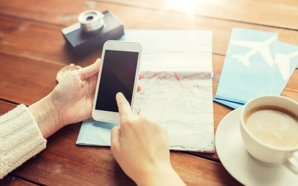 旅行者手中的智能手机和地图的特写 — 图库照片