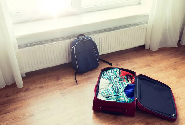 Nahaufnahme von Reisetasche mit Kleidung und Rucksack — Stockfoto