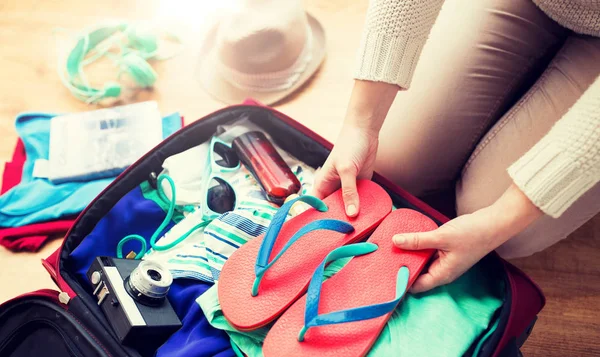 Vicino della donna che prepara la borsa da viaggio per le vacanze — Foto Stock