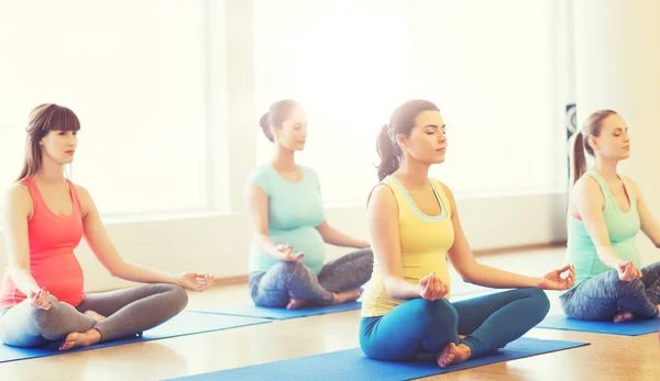Donne incinte felici che esercitano yoga in palestra — Foto Stock