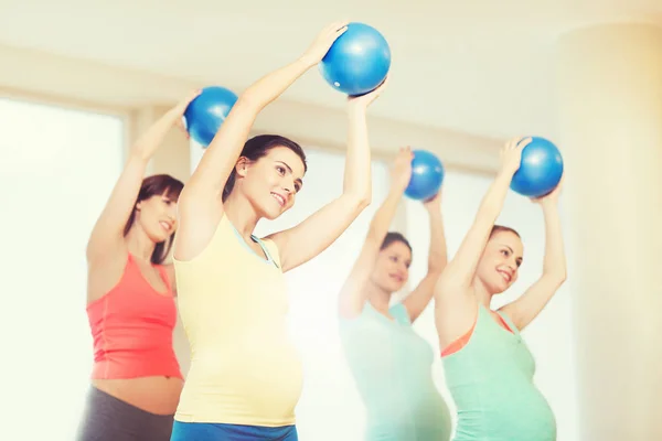 Mulheres grávidas felizes exercitando com bola no ginásio — Fotografia de Stock