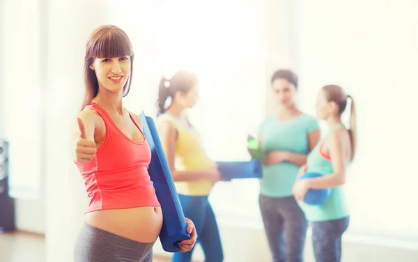 임신한 여자 매트 체육관에 엄지 표시 — 스톡 사진