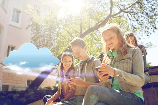 Amigos adolescentes con smartphone y auriculares —  Fotos de Stock