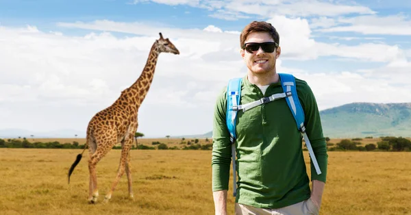 Heureux jeune homme avec sac à dos voyageant en Afrique — Photo