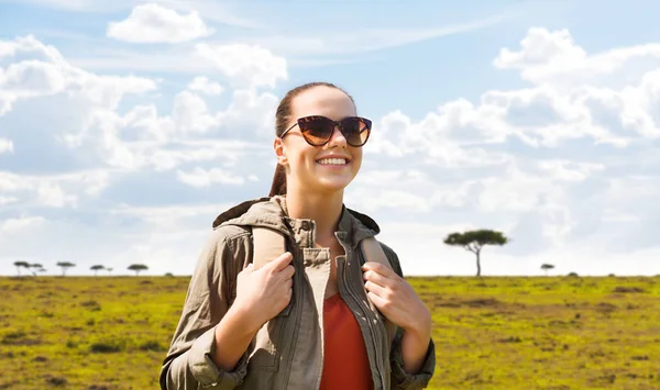 Gelukkige vrouw met rugzak reizen in Afrika — Stockfoto