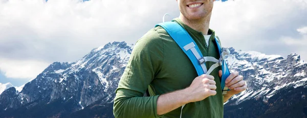 Primer plano de hombre feliz con mochila de viaje —  Fotos de Stock