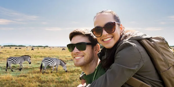 Afrika'da seyahat sırt çantaları ile gülümseyen Çift — Stok fotoğraf