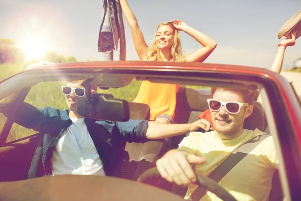 Lykkelige venner som kjører i cabriolet bil – stockfoto