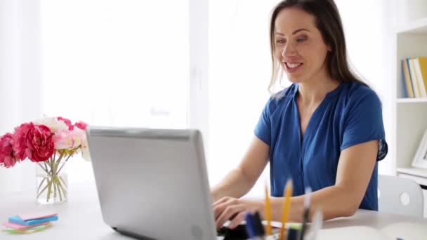 便携式计算机和笔记本在家里或办公室的女人 — 图库视频影像