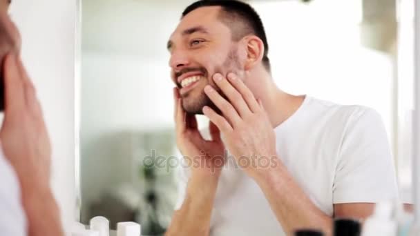 Feliz joven mirando al espejo en el baño en casa — Vídeos de Stock