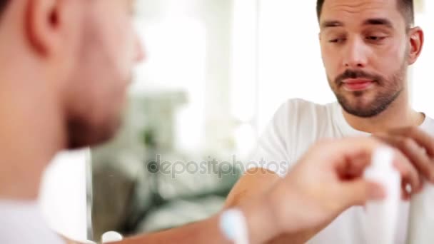 Homme avec brosse à dents nettoyage des dents à la salle de bain — Video