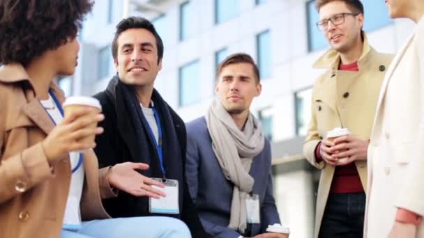 Equipo de negocios con placas de conferencia y café — Vídeo de stock