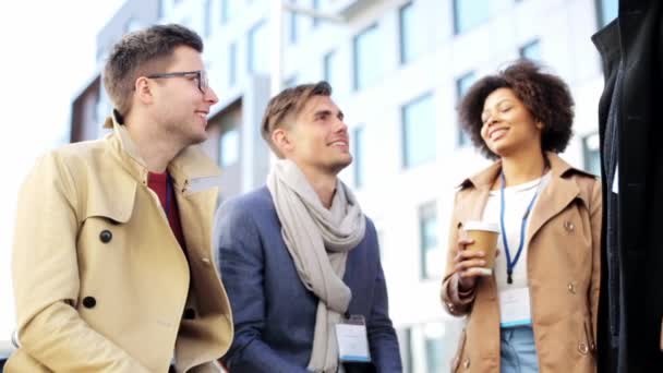 Équipe d'affaires avec badges de conférence et café — Video