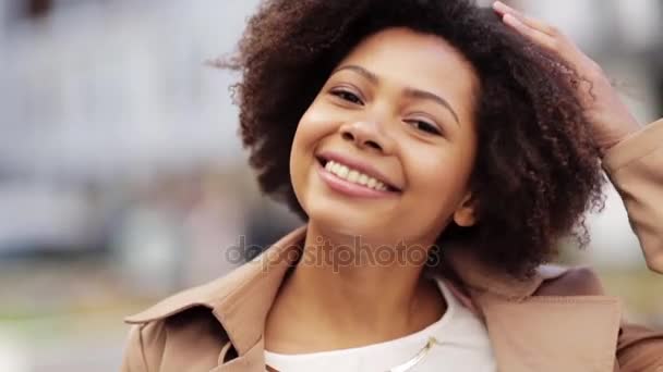 Cerrar feliz africano americano mujer al aire libre — Vídeo de stock