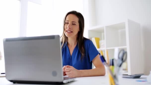 Mujer feliz con el ordenador portátil que tiene videoconferencia — Vídeo de stock