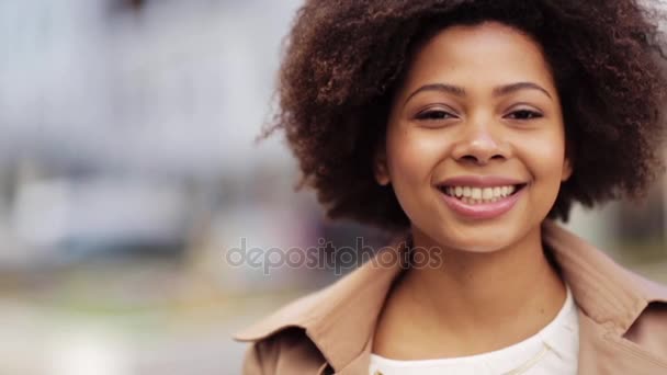 클로즈업 행복 한 흑인 여자 야외 — 비디오