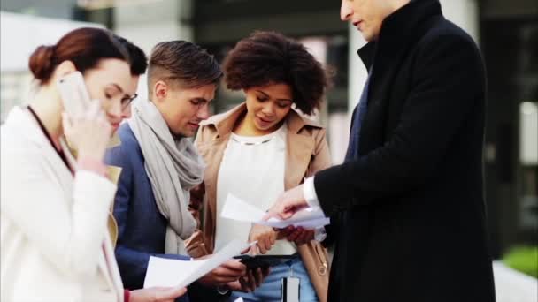 International business team with papers outdoors — Stock Video