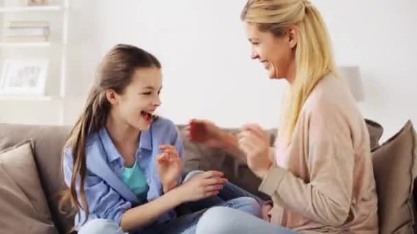 Familia feliz divirtiéndose y cosquillas en casa — Vídeos de Stock