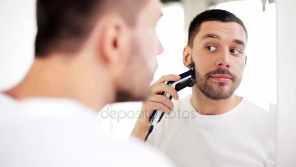 Homme rasage barbe avec tondeuse à la salle de bain — Video