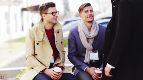 Equipo de negocios con placas de conferencia y café — Vídeo de stock