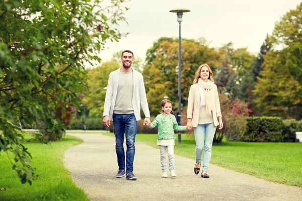 Mutlu aile yaz parkında yürüyor. — Stok fotoğraf