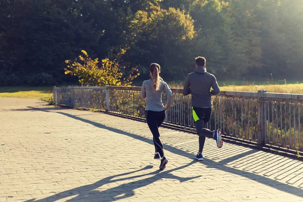 Paar läuft oder joggt im Freien — Stockfoto