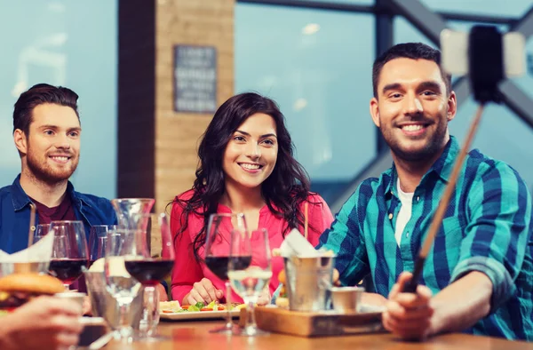 Amigos tirando selfie por smartphone no restaurante — Fotografia de Stock