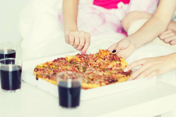 Vrienden of tiener meisjes eten pizza thuis — Stockfoto