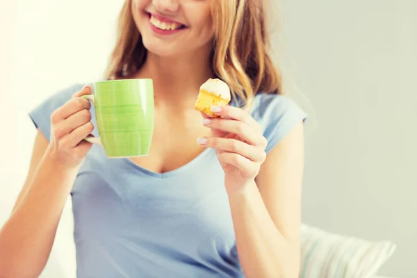 Primer plano de la mujer feliz o chica adolescente con cupcake — Foto de Stock