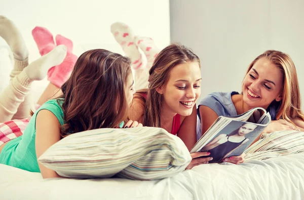 朋友或十几岁的女孩在家里读书杂志 — 图库照片