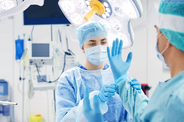 Cirujanos en quirófano en el hospital — Foto de Stock