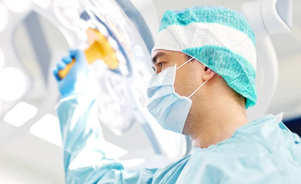 Surgeon in operating room at hospital — Stock Photo, Image