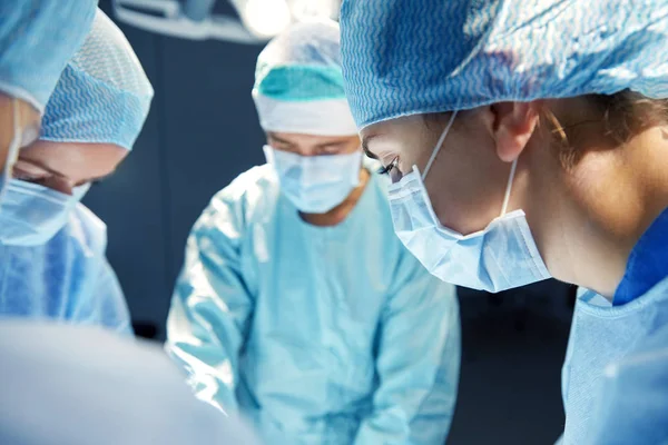 Grupa lekarzy w sali operacyjnej w szpitalu — Zdjęcie stockowe