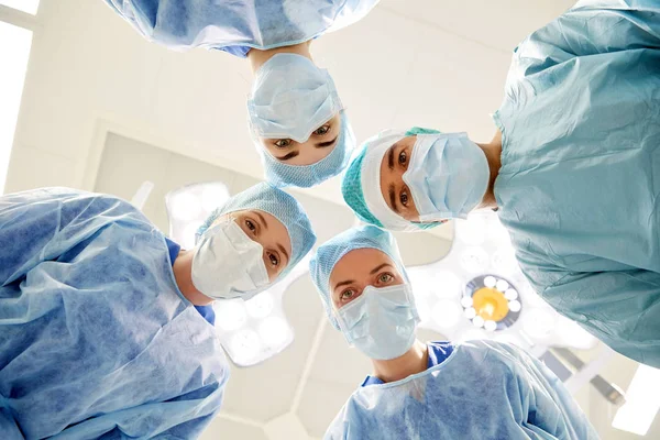 Grupo de cirurgiões em centro cirúrgico no hospital — Fotografia de Stock