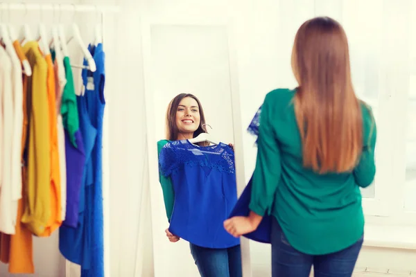 Счастливая женщина выбирает одежду на дому гардероб — стоковое фото