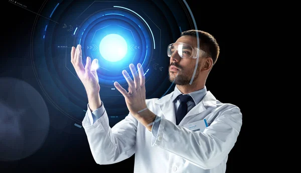 Científico en gafas de laboratorio con proyección virtual — Foto de Stock